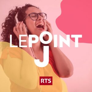 logo émission point j rts et une jeune femme qui chante avec plaisir