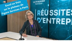 Anne Bolli devant le panneau Réussites d'Entreprises du Figaro Services