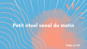 L'image représente un lever de soleil stylisé sur un fond bleu cobalt , avec des lignes ondulées parallèles qui évoquent les vibrations de la voix dans le corps et un nuage de couleur corail au centre pour figurer à la fois le corps et le soleil. Des rayons concentriques apparaissent au bord de l'iamge pour indiquer la concentration de la voix. Des petites éclaboussures lumineuses à droite et en dessus du nuage/corps figurent l'humeur qui devient plus joyeuse. Le texte est "Petit rituel vocal du matin"écrit en blanc. Une impression de légereté se dégage de l'image.