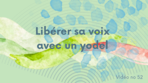 L'image est une illustration libre et aquarellée d'une montagne dans les couleurs vertes, jaune pâle et corail, avec des taches bleues plus vives qui s'envolent comme un chant libre. On voit aussi des vibration en forme de demi cercles concentriques qui évoquent les vibrations ressenties dans le corps et dans la montagne par l'écho des voix qui se répondent.
Le texte écrit est "Libérer sa voix avec un yodel"