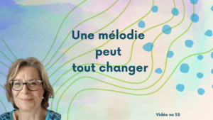 L'image est un fond aquarellé en nuages de couleurs douces passant du bleu au rose corail et au jaune pâle. En bas à gauche, le visage souriant d'Anne Bolli. Qui traverse l'image de gauche à droite des lignes ondulées comme des portées musicales, mais au parcours plein de liberté, comme ce qu'Envol en Voix propose dans ses vidéos. Des points bleu plus vif complètent l'image, comme une envolé de notes joyeuse sur al droite.
Le titre est : "une mélodie peut tout changer"