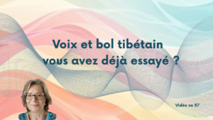 Des ondes colorées jaune, rose, orange, bleu,style aquarelle ressenmblent à des collines douces. Devant elles il y a une autre sorte d'onde plus tortueuse, mais souple, en gris bleu